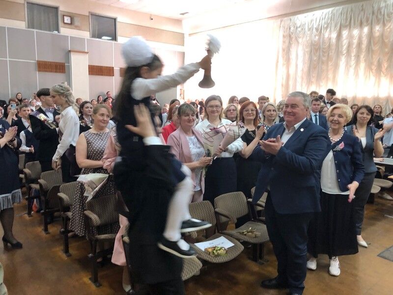 Дмитрий Пуляевский принял участие в празднике Последнего звонка в в школе № 9 г. Сосновый Бор