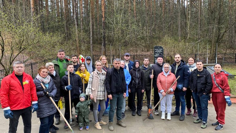 Члены и сотрудники аппарата Общественной палаты провели субботник на братском захоронении