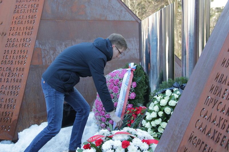 Всеволожский Сад памяти. Возложение венков в память жертв кемеровской трагедии.