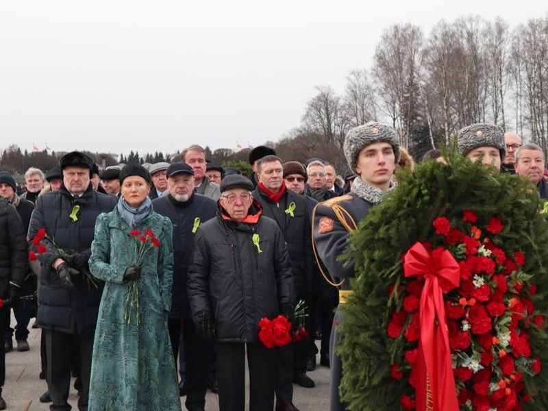 Члены Общественной палаты возложили цветы к монументу Родине-матери на Пискаревском мемориальном кладбище
