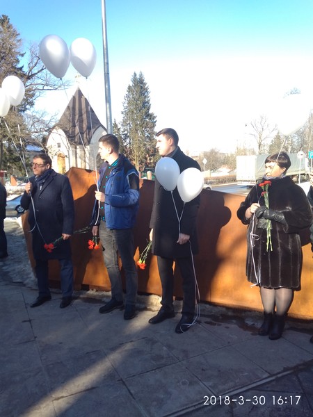 Во всеволожском саду памяти почтили память жертв кемеровской трагедии