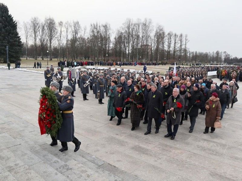Члены Общественной палаты возложили цветы к монументу Родине-матери на Пискаревском мемориальном кладбище