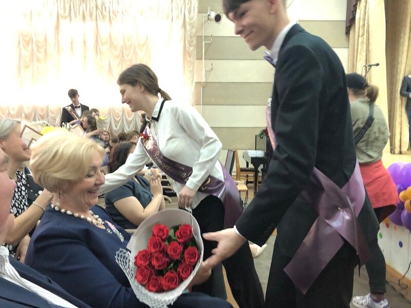 Дмитрий Пуляевский принял участие в празднике Последнего звонка в в школе № 9 г. Сосновый Бор