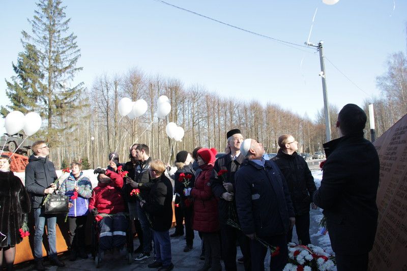 Всеволожский Сад памяти. Возложение венков в память жертв кемеровской трагедии.