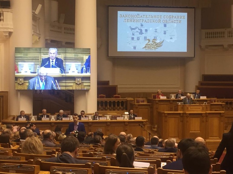 Юрий Трусов поздравил депутатов Законодательного собрания Ленобласти с юбилеем