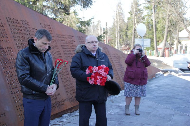 Всеволожский Сад памяти. Возложение венков в память жертв кемеровской трагедии.