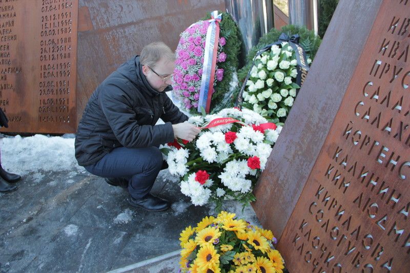 Всеволожский Сад памяти. Возложение венков в память жертв кемеровской трагедии.