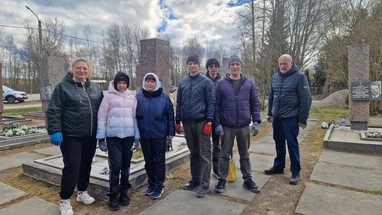 Общественная палата Тосненского района провела субботник на памятных мемориальных объектах города.