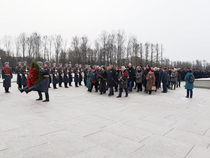 Члены Общественной палаты возложили цветы к монументу Родине-матери на Пискаревском мемориальном кладбище
