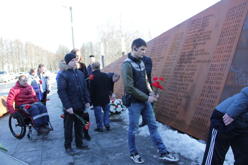 Всеволожский Сад памяти. Возложение венков в память жертв кемеровской трагедии.