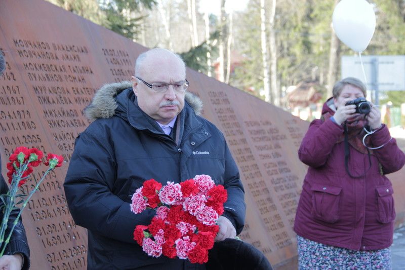 Всеволожский Сад памяти. Возложение венков в память жертв кемеровской трагедии.