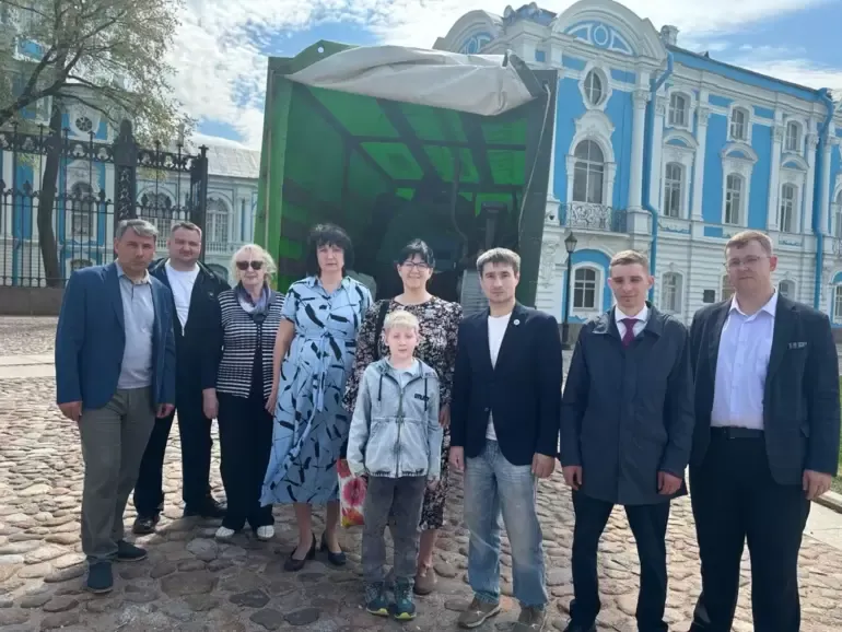 У стен Смольного собора передали очередной гуманитарный груз для военного госпиталя