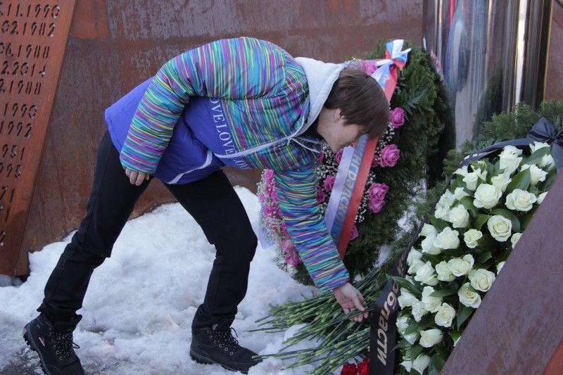 Всеволожский Сад памяти. Возложение венков в память жертв кемеровской трагедии.