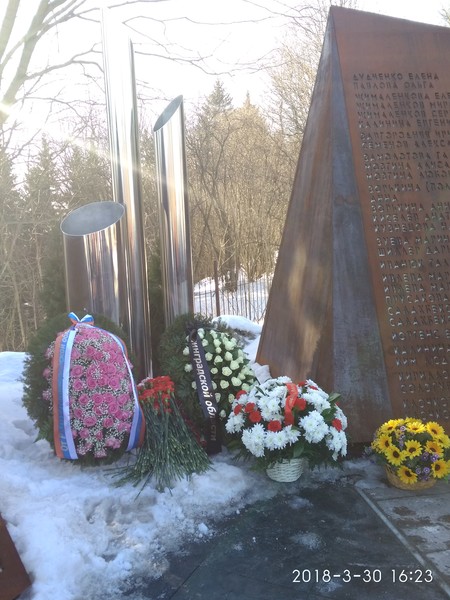Во всеволожском саду памяти почтили память жертв кемеровской трагедии