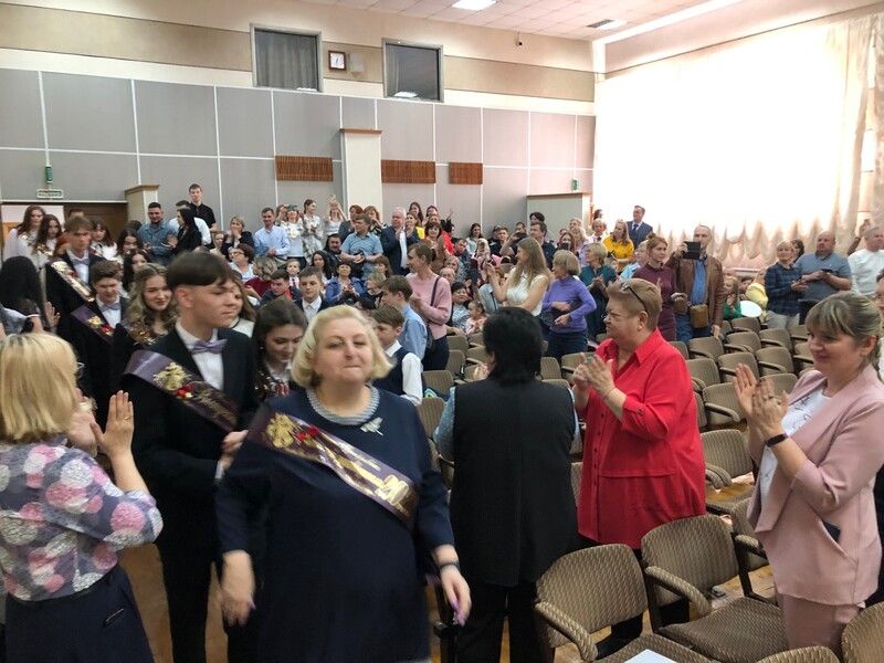 Дмитрий Пуляевский принял участие в празднике Последнего звонка в в школе № 9 г. Сосновый Бор