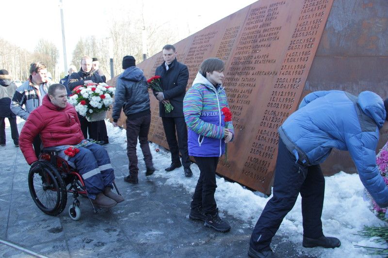 Всеволожский Сад памяти. Возложение венков в память жертв кемеровской трагедии.