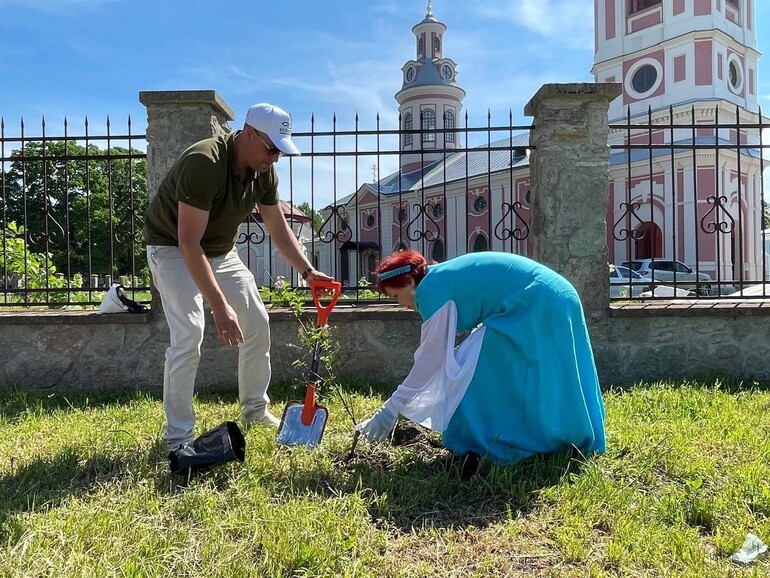День эколога в Шлиссельбурге: кусты сирени и цветы посажены членами ОПЛО
