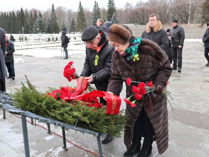 Члены Общественной палаты возложили цветы к монументу Родине-матери на Пискаревском мемориальном кладбище