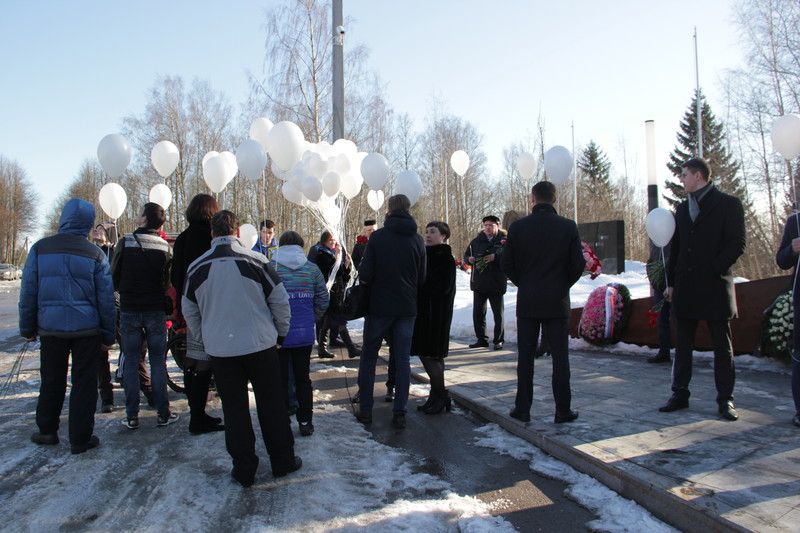 Всеволожский Сад памяти. Возложение венков в память жертв кемеровской трагедии.