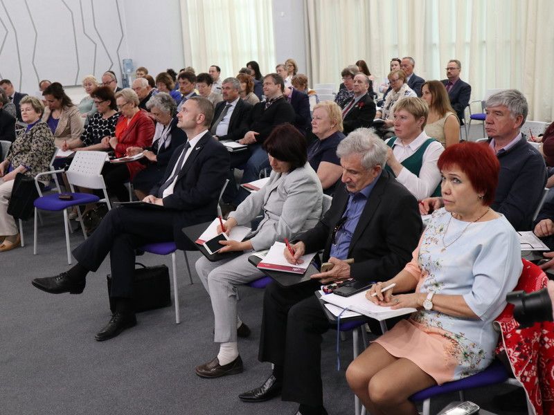 Первый день Форума муниципальных палат: поддержка НКО и мусорная реформа