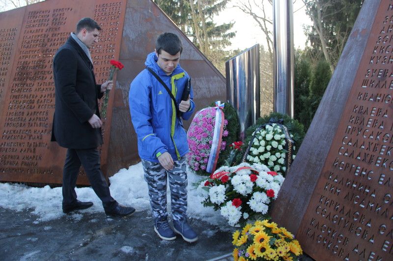 Всеволожский Сад памяти. Возложение венков в память жертв кемеровской трагедии.