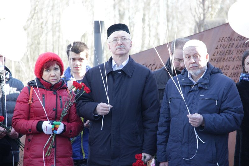 Всеволожский Сад памяти. Возложение венков в память жертв кемеровской трагедии.