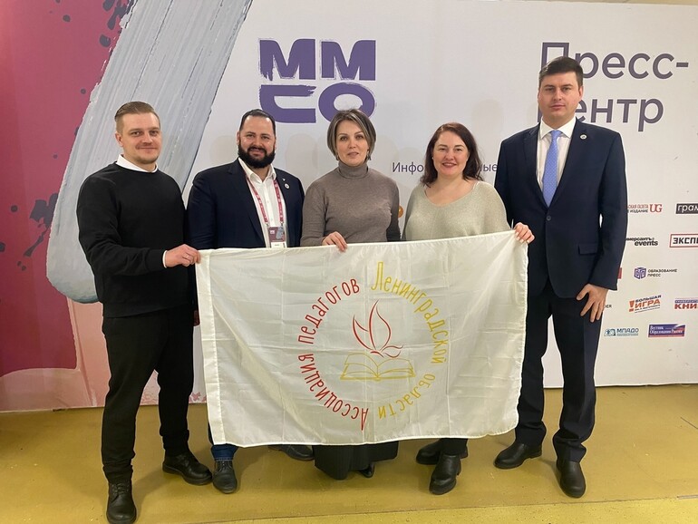 Члены палаты на Международном салоне