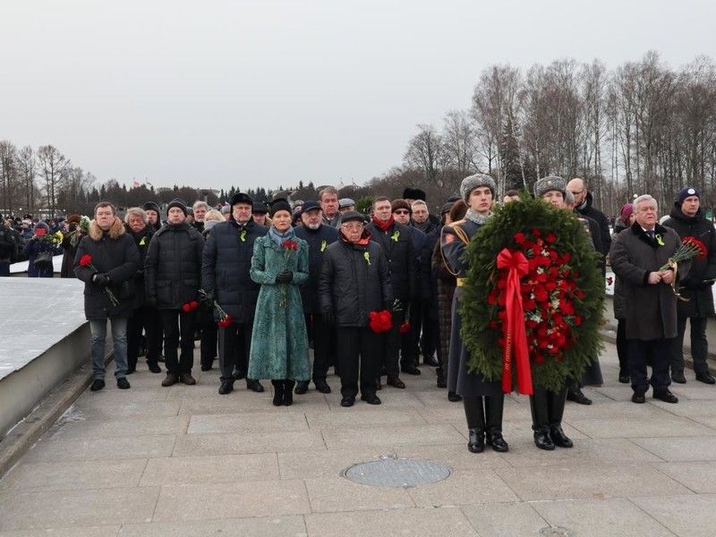 Члены Общественной палаты возложили цветы к монументу Родине-матери на Пискаревском мемориальном кладбище