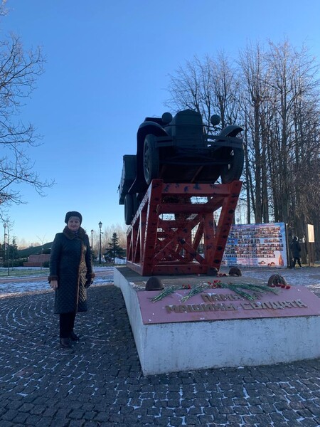 Делегация Общественной палаты возложила цветы к монументам на Дороге жизни