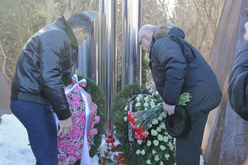 Всеволожский Сад памяти. Возложение венков в память жертв кемеровской трагедии.