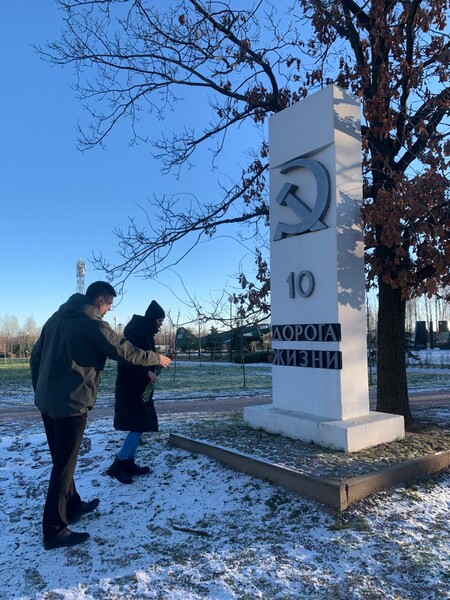 Делегация Общественной палаты возложила цветы к монументам на Дороге жизни