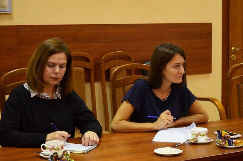 ГЛАВА ЛЕНОБЛИЗБИРКОМА ВСТРЕТИЛСЯ С ОБЩЕСТВЕННЫМИ НАБЛЮДАТЕЛЯМИ