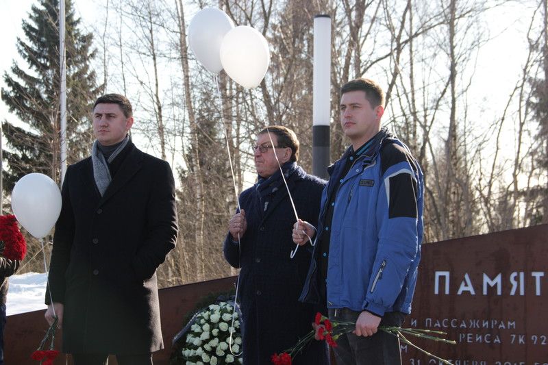 Всеволожский Сад памяти. Возложение венков в память жертв кемеровской трагедии.