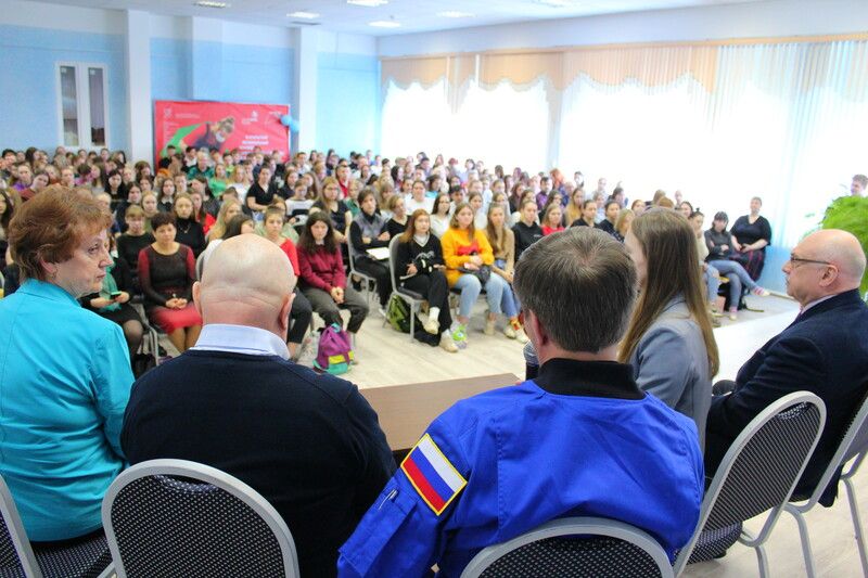 В Общественной палате Ленобласти организовали встречу студентов с космонавтом-испытателем А. Бабкиным