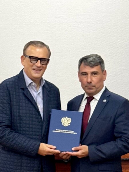 Александр Дрозденко вручил Общественной палате благодарность от Владимира Путина