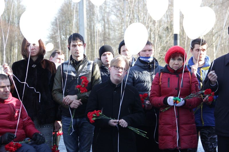 Всеволожский Сад памяти. Возложение венков в память жертв кемеровской трагедии.