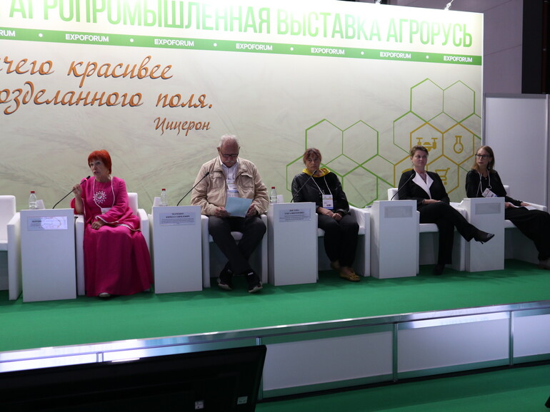 Землепользование ответственное и безопасное: общественники на «Агроруси» искали пути борьбы с борщевиком и болезнью заброшенных сельхозземель