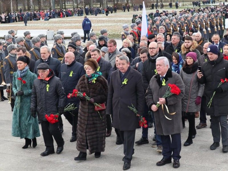 Члены Общественной палаты возложили цветы к монументу Родине-матери на Пискаревском мемориальном кладбище