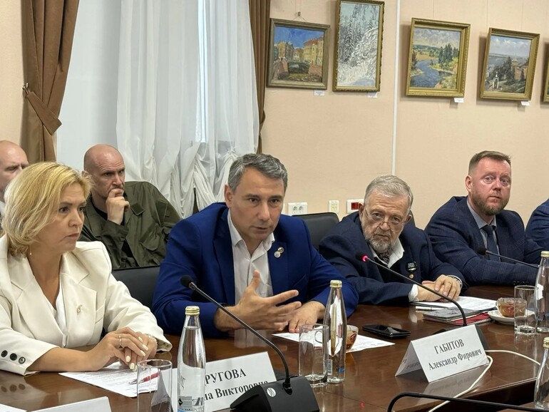 Творчество объединяет: в Ленинградской области обсудили роль культуры в укреплении единства народов России