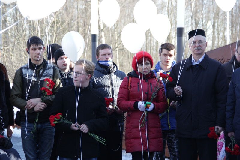 Всеволожский Сад памяти. Возложение венков в память жертв кемеровской трагедии.
