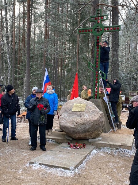 В Бокситогорском районе состоялось открытие мемориального поклонного креста, установленного в начале Дороги жизни