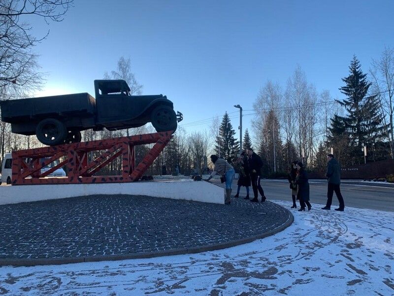 Делегация Общественной палаты возложила цветы к монументам на Дороге жизни