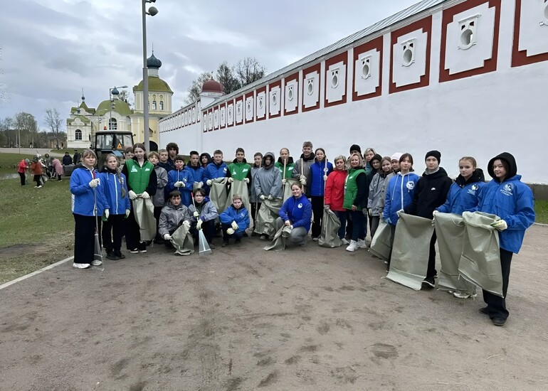 Общественная палата Тихвинского района провела субботник.