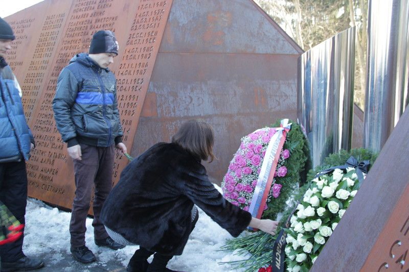Всеволожский Сад памяти. Возложение венков в память жертв кемеровской трагедии.