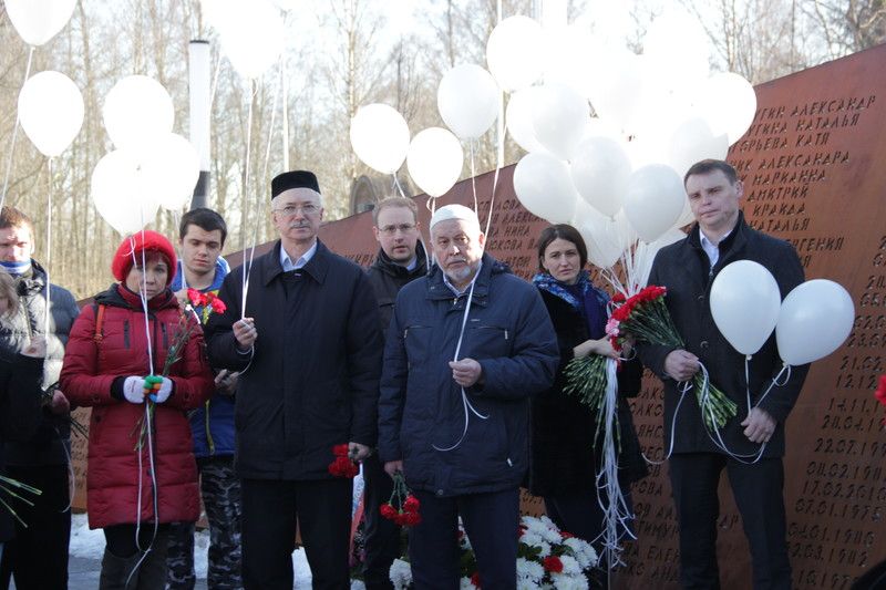 Всеволожский Сад памяти. Возложение венков в память жертв кемеровской трагедии.