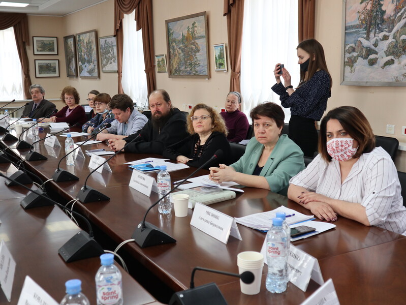 Формировать этническую самоидентичность путем погружения: проблемы сохранения традиционной народной культуры в Ленобласти обсудили общественники и профессионалы