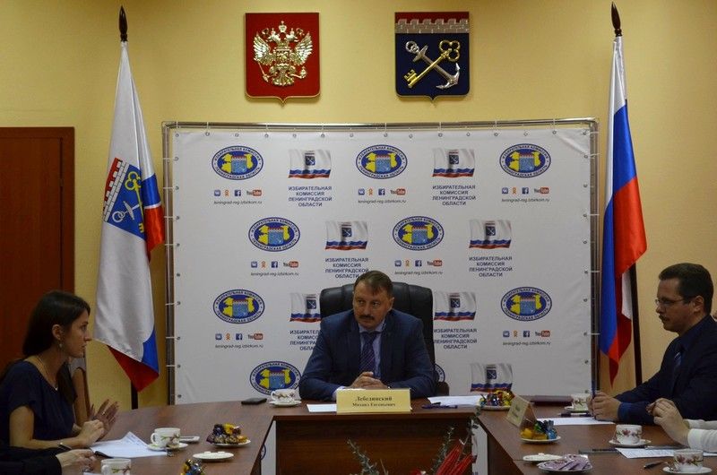 ГЛАВА ЛЕНОБЛИЗБИРКОМА ВСТРЕТИЛСЯ С ОБЩЕСТВЕННЫМИ НАБЛЮДАТЕЛЯМИ
